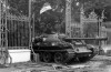 Xe tăng quân Giải phóng tiến vào chiếm Dinh Độc Lập, trưa 30/4/1975. (Ảnh: TTXVN)