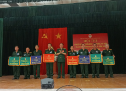Đồng chí Chủ tịch Hội CCB tỉnh trao cờ thưởng cho các đơn vị đạt giải