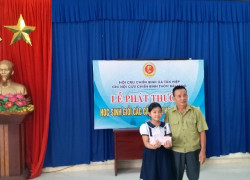Đ/c Trần Xuân Hường trao quà cho con CCB đạt danh hiệu học sinh giỏi