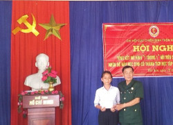 Đồng chí Lê Đức Tiến trao quà cho học sinh nghèo học giỏi