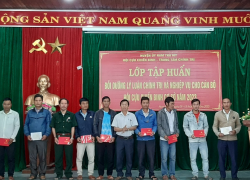 Lãnh đạo Trung tâm Chính trị huyện Nam Trà My trao giấy chứng nhận hoàn thành chương trình bồi dưỡng lý luận chính trị và tập huấn công tác Hội