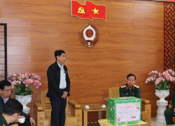 Đồng chí Bùi Văn Trí  Phó Chủ tịch Hội CCB tỉnh thông tin tình hình với đoàn công tác