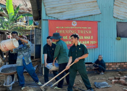 Hội viên CCB giúp ngày công xây dựng phần móng và nền nhà ở