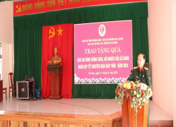 Hội CCB tỉnh tặng quà tết cho CCB và hộ nghèo xã Dang, huyện Tây Giang