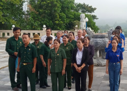 Hội CCB xã tổ chức nói chuyện truyền thống cho thế hệ trẻ tại Đền Liệt sỹ huyện Hiệp Đức