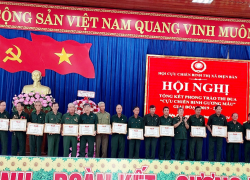 Cựu chiến binh Nguyễn Xuân Có được khen thưởng tại Hội nghị