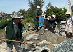 Hội viên cựu chiến binh Bình Triều góp công xây dựng công trình dân sinh