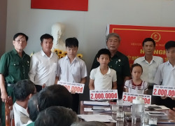 Hội CCB phường An Sơn trao kinh phí đỡ đầu cho học sinh có hoàn cảnh khó khăn học giỏi.