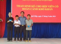 Lãnh đạo Hội CCB xã trao sinh kế cho các gia đình hội viên và quà đở đầu cho con hội viên CCB