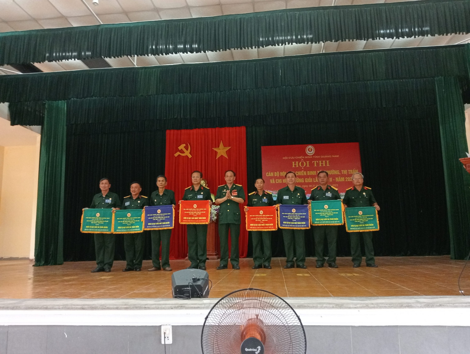 Đồng chí Chủ tịch Hội CCB tỉnh trao cờ thưởng cho các đơn vị đạt giải