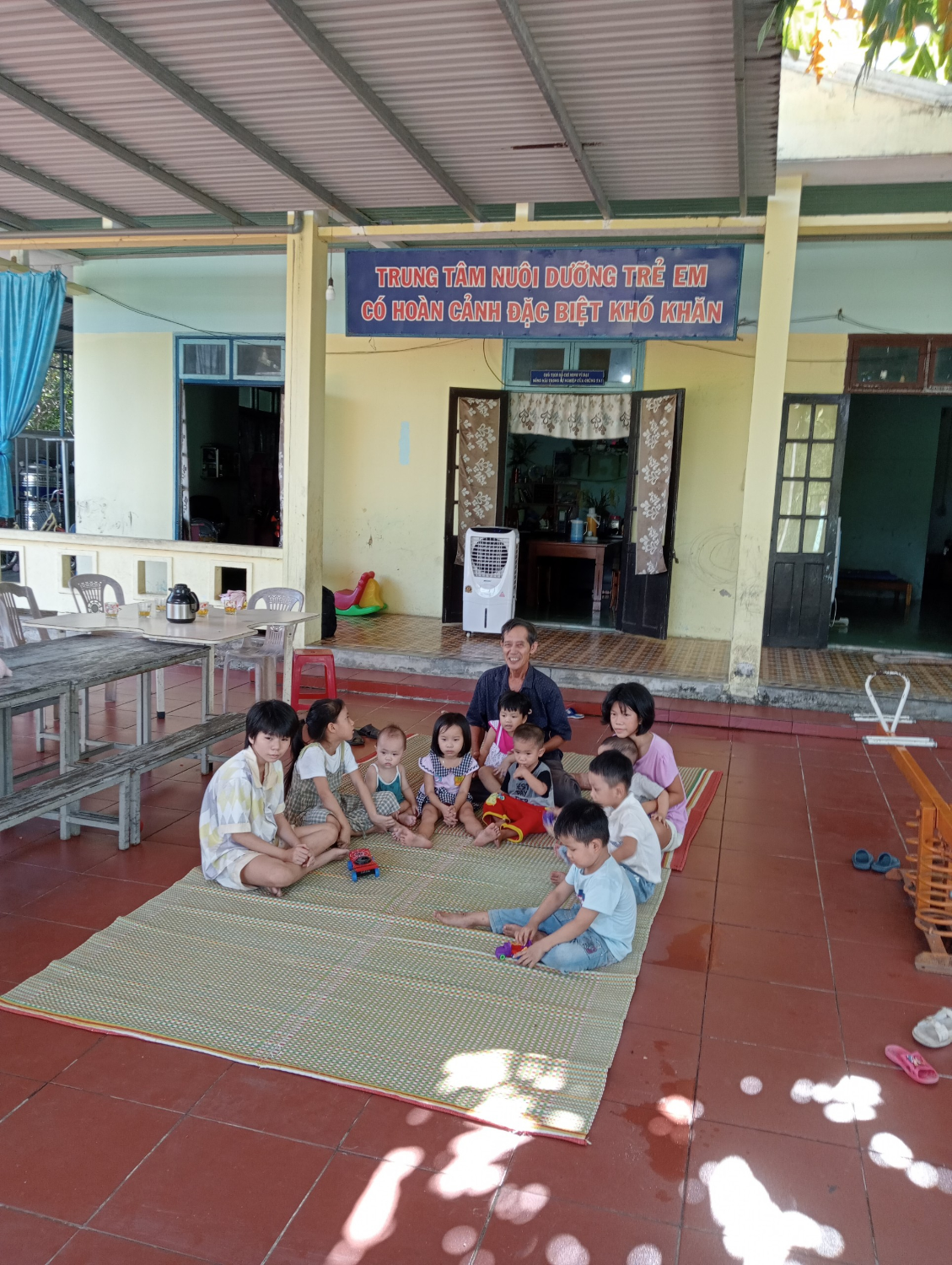 Cựu chiến binh Huỳnh Tấn Hùng cùng chia sẽ với cấc cháu tại Trung tâm Nuôi dưỡng trẻ em có hoàn cảnh đặc biệt khó khăn huyện Phú Ninh, Quảng Nam
