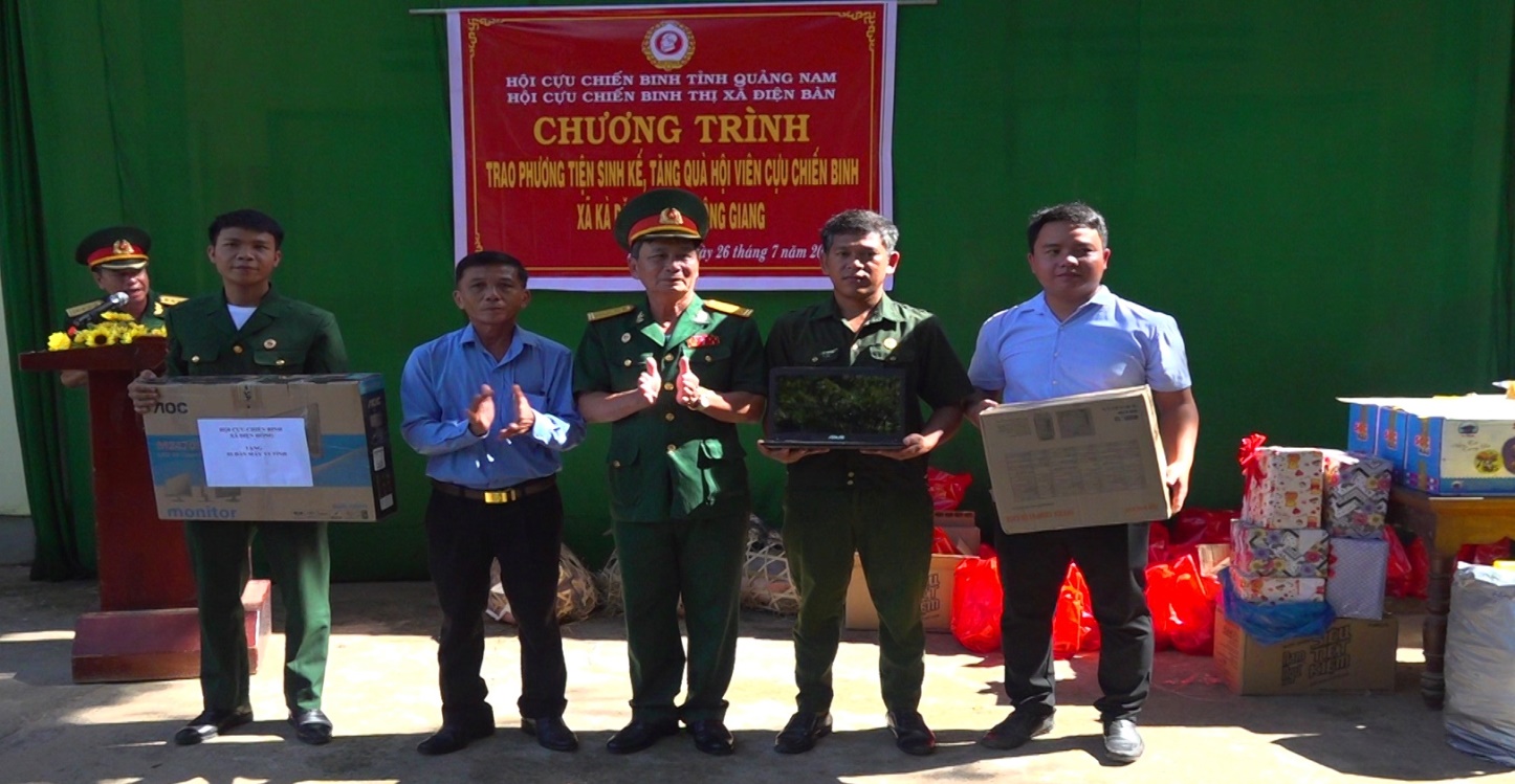 Hội CCB thị xã Điện Bàn trao tặng máy vi tính và Laptop cho xã Kà Dăng và xã Mcoil huyện Đông Giang