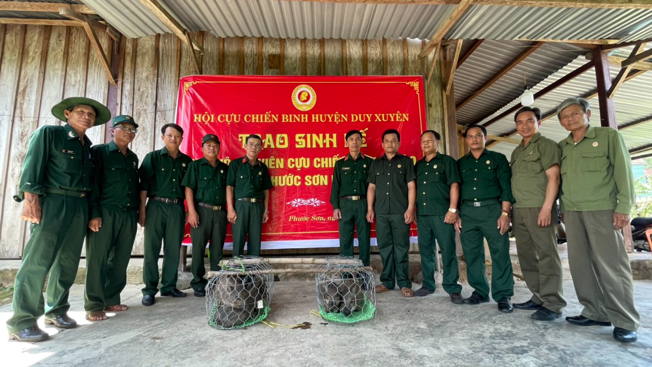 Trao con vật nuôi cho 02 hộ hội viên CCB nghèo huyện Phước Sơn