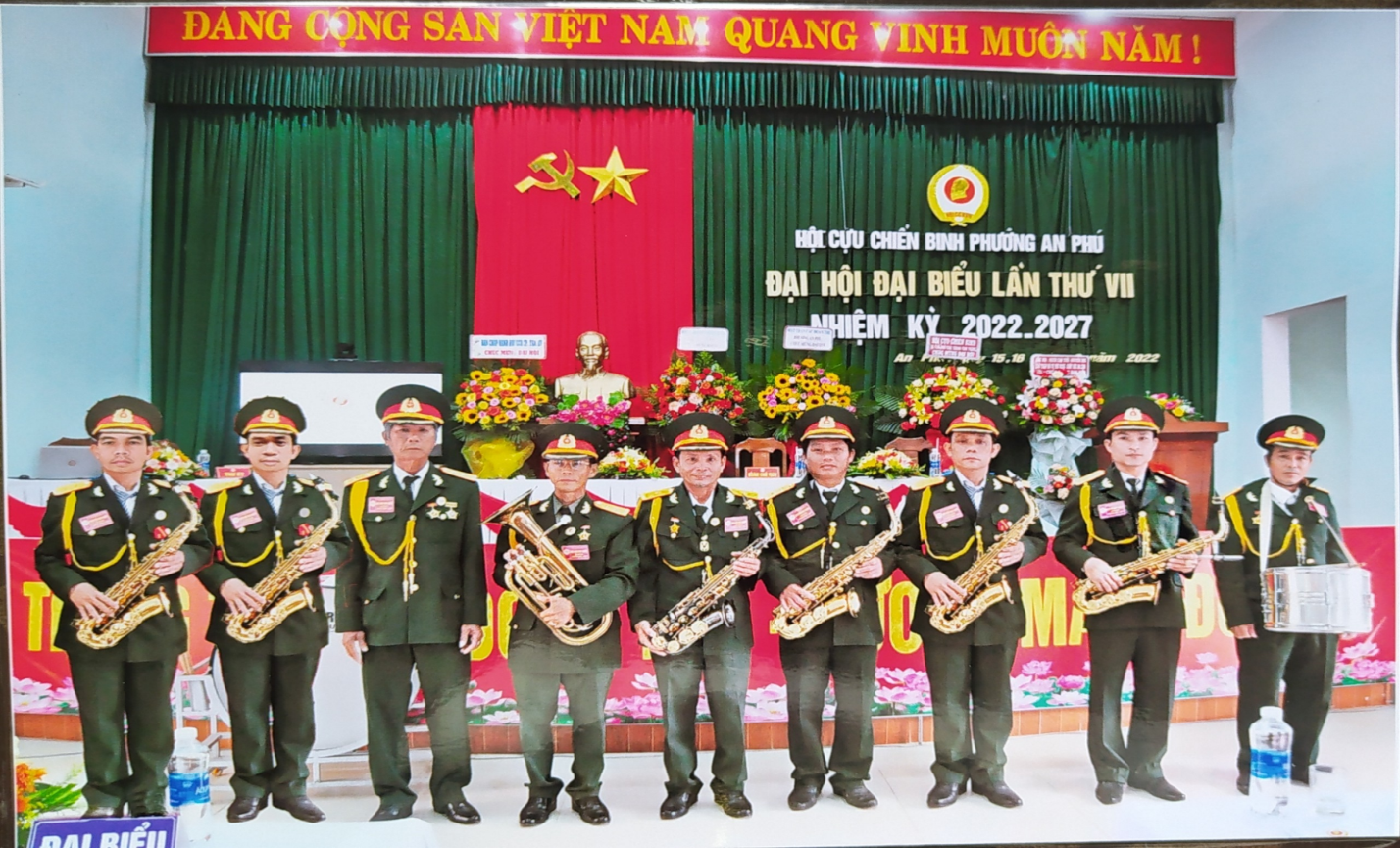 Đội kèn Tây CCB phường An Phú, thành phố Tam Kỳ phục vụ tại Đại Hội CCB phường lần thứ VII Đ c Nguyễn Hữu Chiến đứng giữa