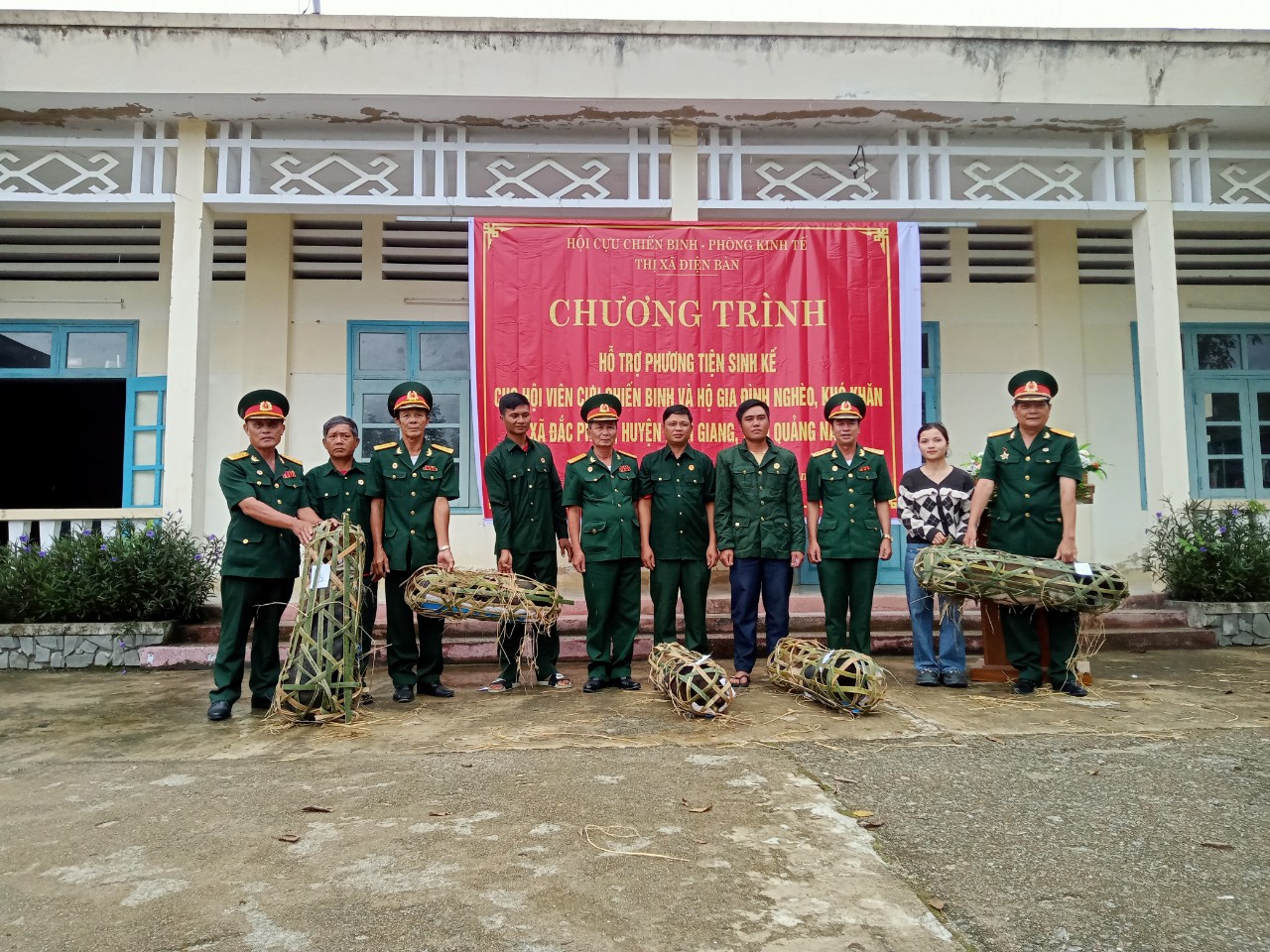 Hội CCB thị xã Điện Bàn trao sinh kế cho hội viên CCB có hoàn cảnh khó khăn xã Đắk Pring huyện Nam Giang