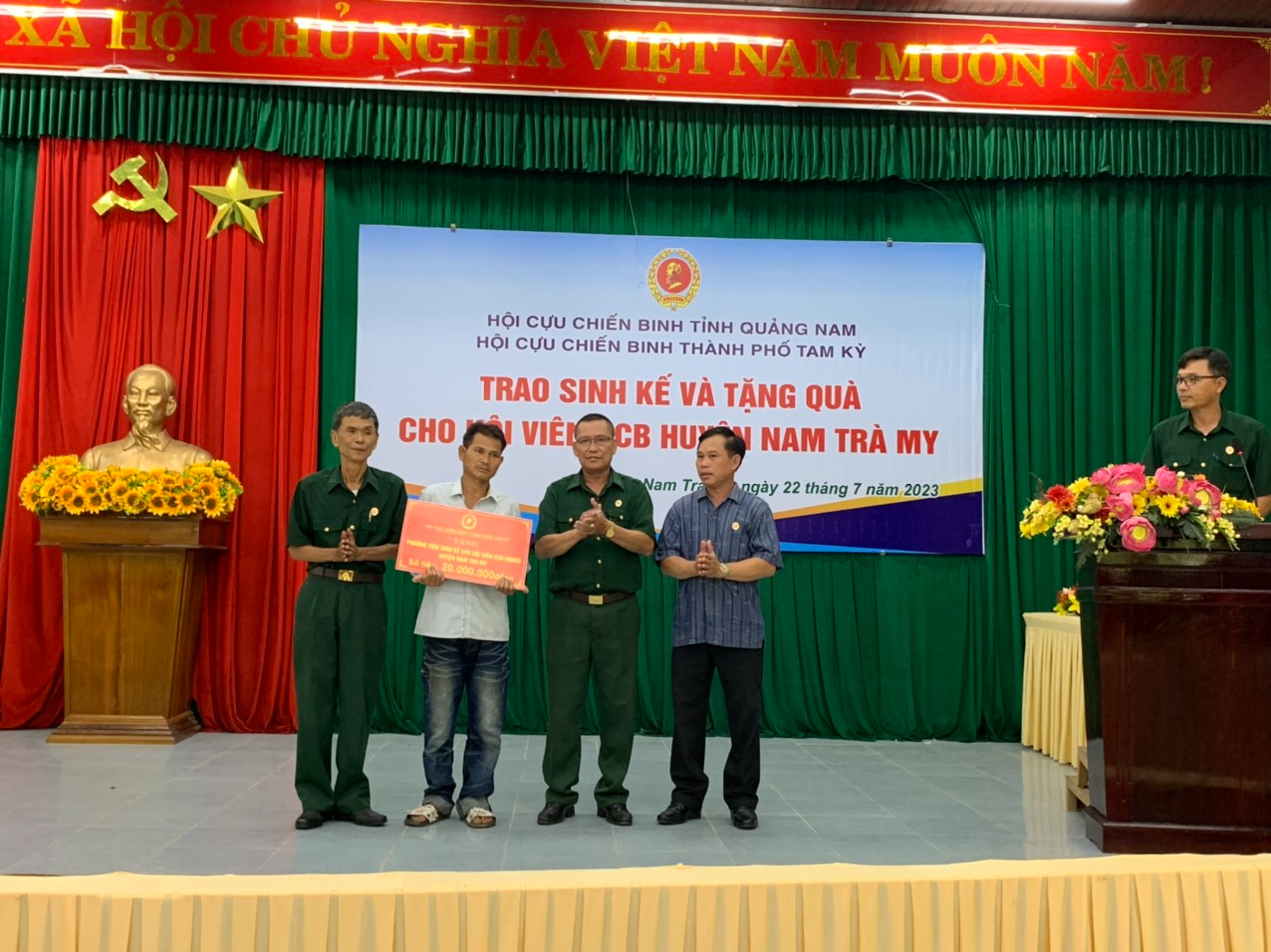 Trao kinh phí mua sắm phương tiện sinh kế cho hội viện CCB nghèo huyện Nam Trà My