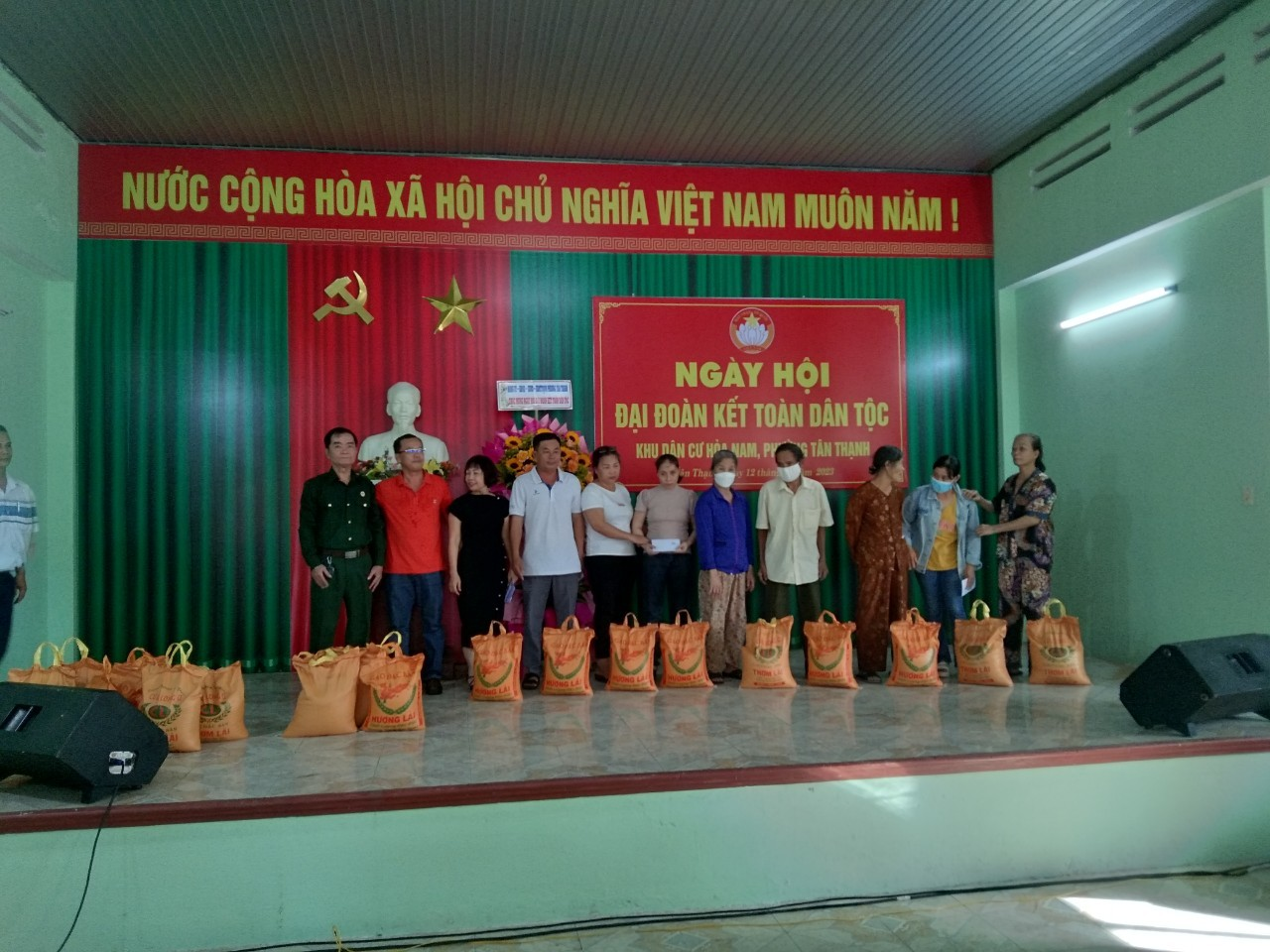 Chi hội Hội CCB khối phố Hoà Nam (phường Tân Thạnh, thành phố Tam Kỳ) hỗ trợ các gia đình có hoàn cảnh khó khăn trong ngày Hội Đại Đoàn Kết toàn Dân tộc