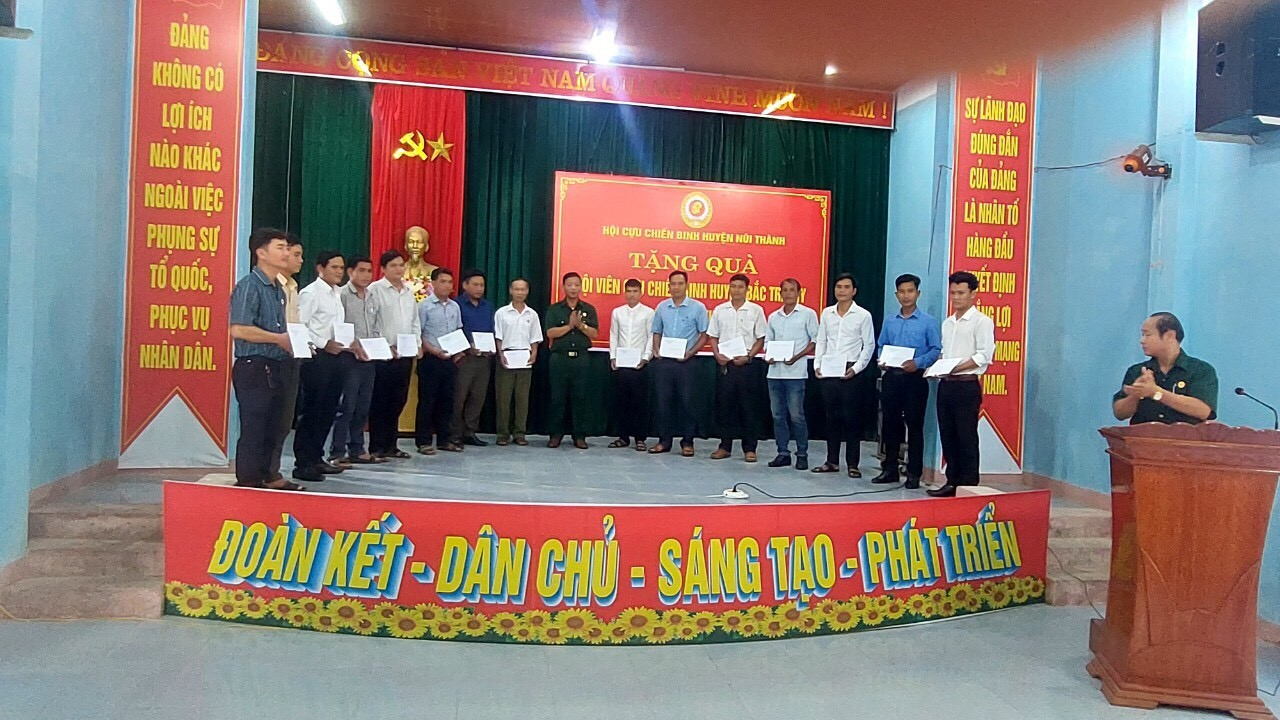 Hội CCB huyện Núi Thành tặng quà cho hội viên CCB có hoàn cảnh khó khăn