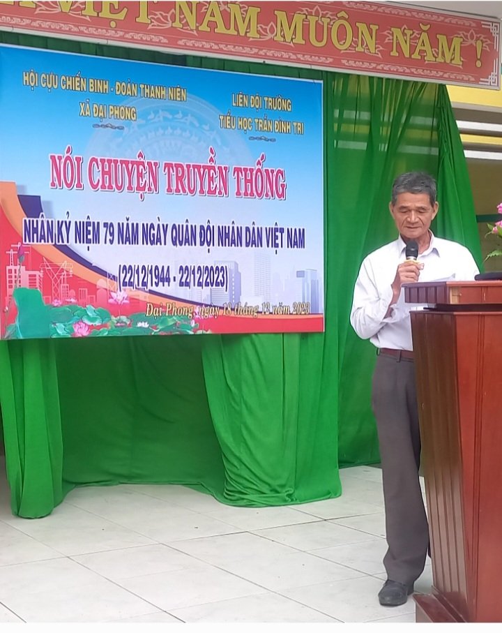 CCB Nguyễn Xuân Sinh nói chuyện truyền thống cho Đoàn thanh niên xã Đại Phong
