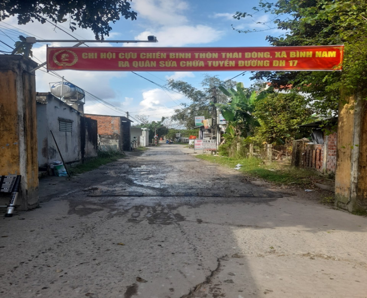 Chi hội CCB thôn Thái Đông, xã Bình Nam thi công tu sửa đường phục vụ nhân dân đi lại