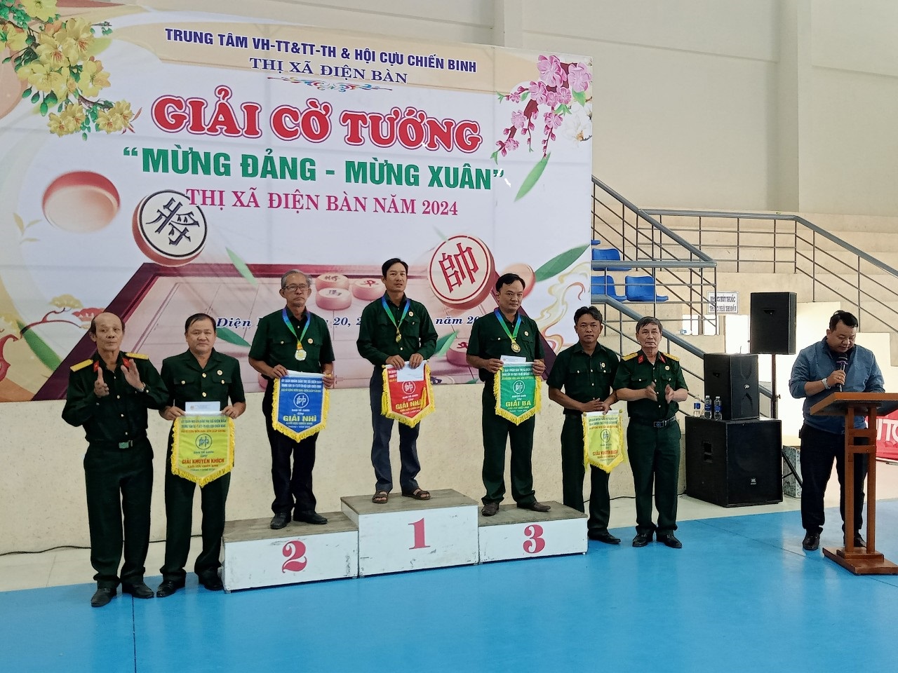 Đồng chí Nguyễn Phước Sáu trao thưởng cho các tập thể, cá nhân  đạt giải