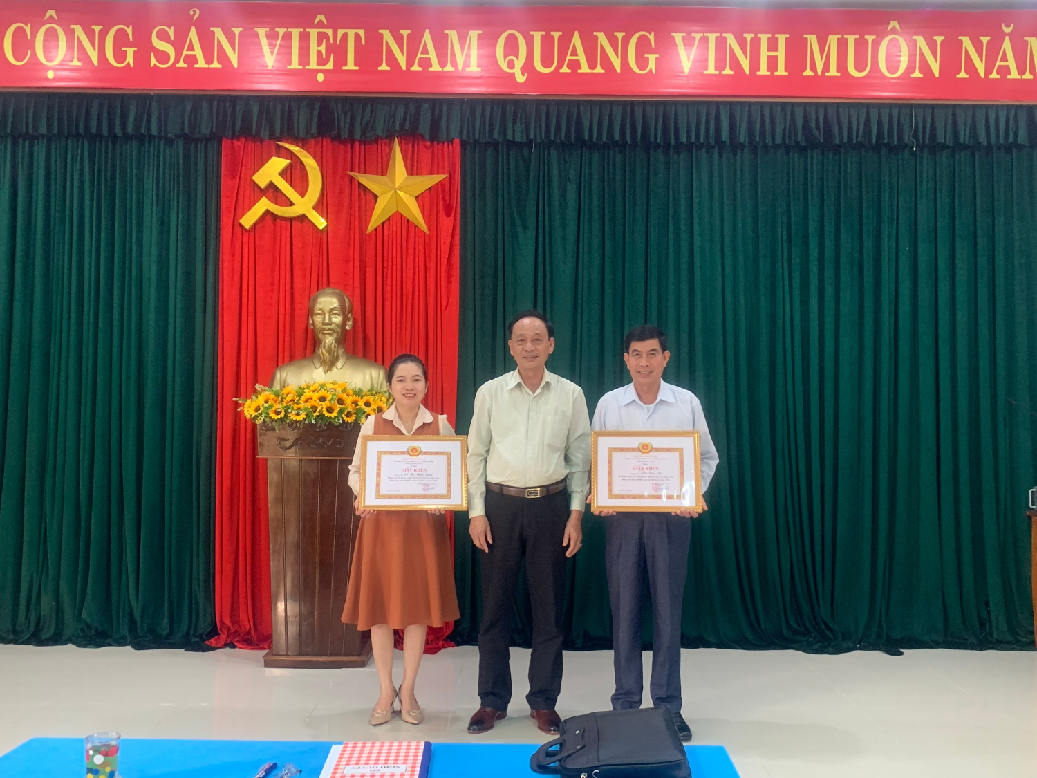 Đồng chí Nguyễn Tấn Thành Bí thư Chi bộ trao giấy khen cho 02 đảng viên hoàn thành xuất sắc nhiệm vụ năm 2023