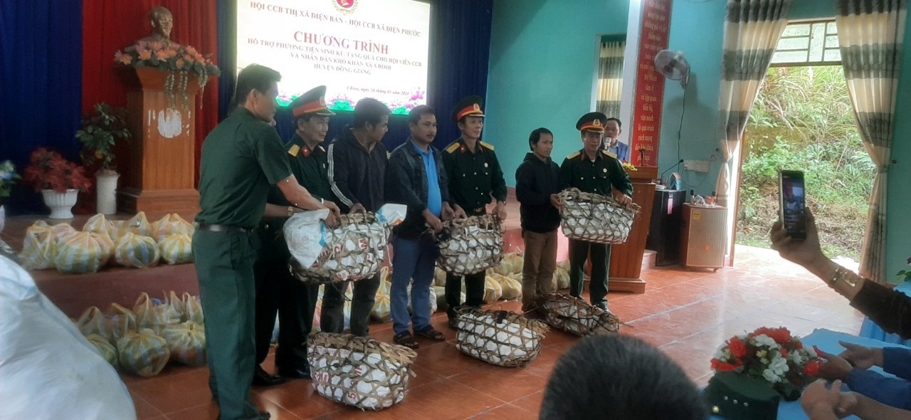 Hội CCB thị xã Điện Bàn - Hội CCB xã Điện Phước trao phương tiện sinh kế và tặng quà cho hội viên và nhân dân xã A Rooi/huyện Đông Giang.