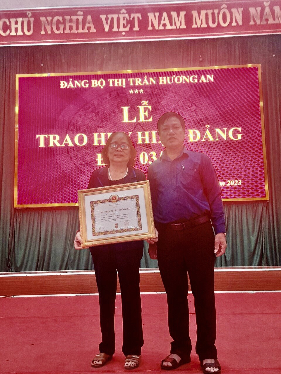 Bà Phan Thị Ân được tặng Huy hiệu 50 năm tuổi Đảng