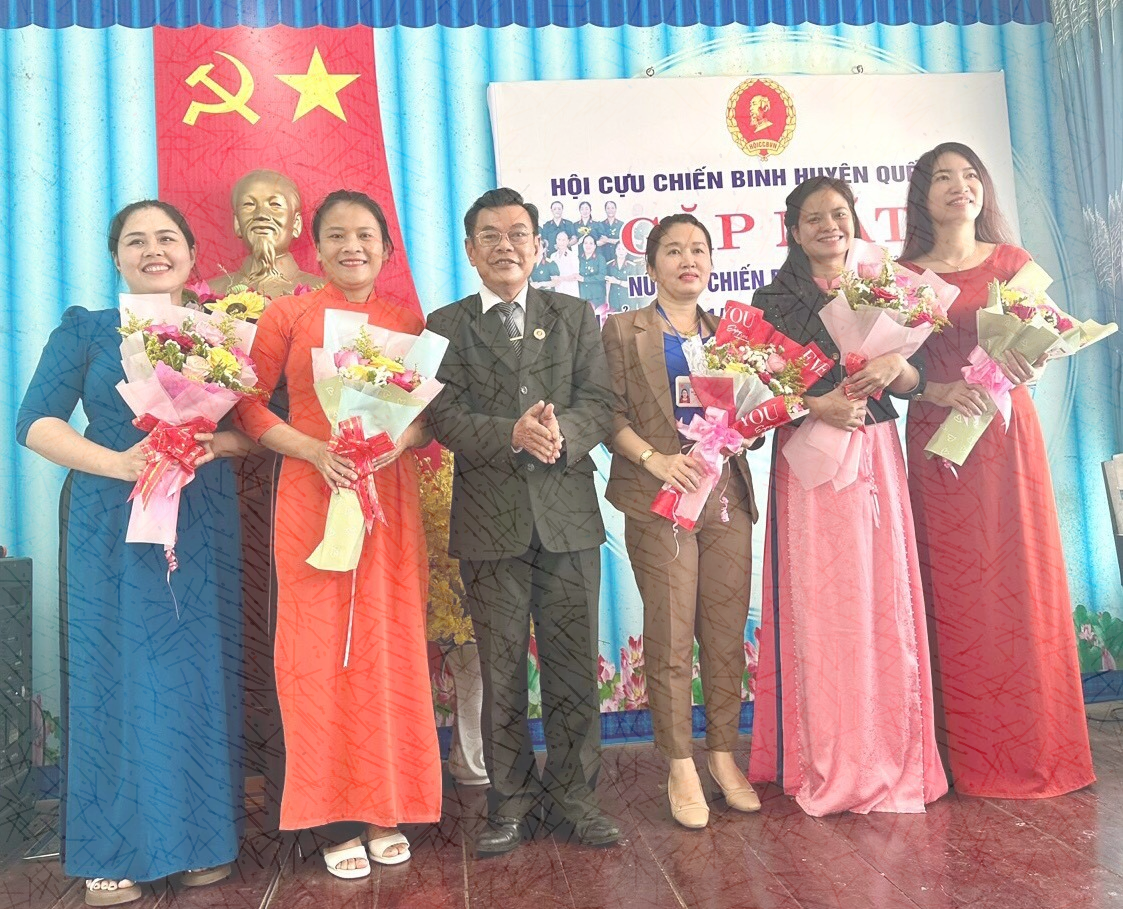 Đ c Phạm Quốc Bình Chủ tịch Hội CCB huyện tặng hoa cho các đại biểu nữ