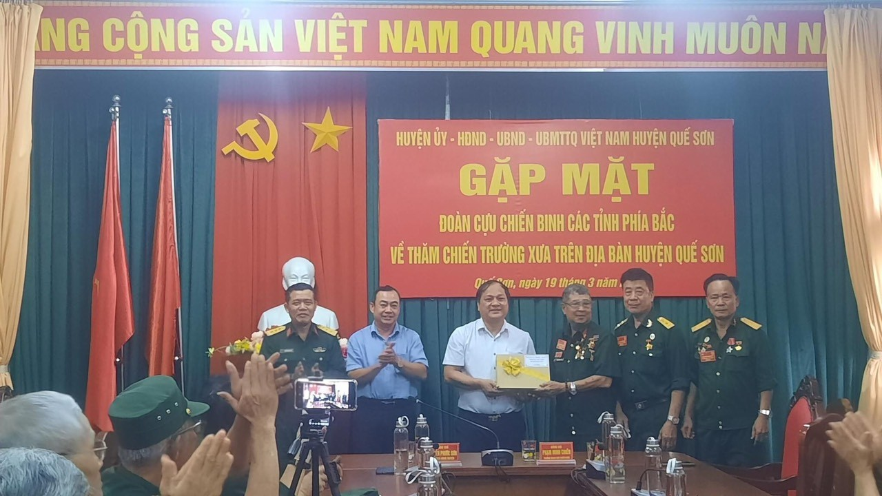 Lãnh đạo huyện uỷ, UBND huyện Quế Sơn tặng quà cho Đoàn