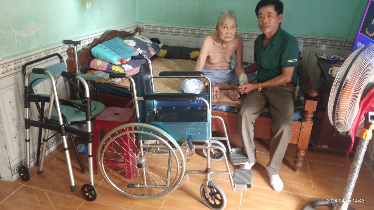 Đồng chí Chủ tịch Hội CCB huyện Bắc Trà My trao tặng xe lăn cho CCB già yếu đi lại khó khăn