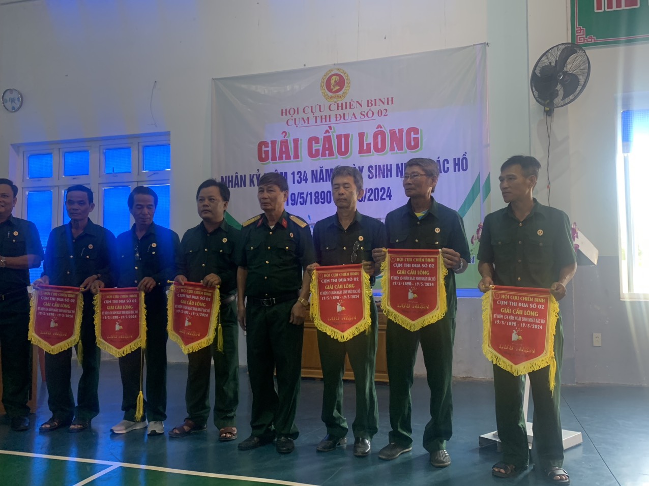 Đồng chí Nguyễn Phước Sáu   Chủ tịch Hội CCB thị xã Điện Bàn trao cờ lưu niệm cho 6 đội tham gia giải