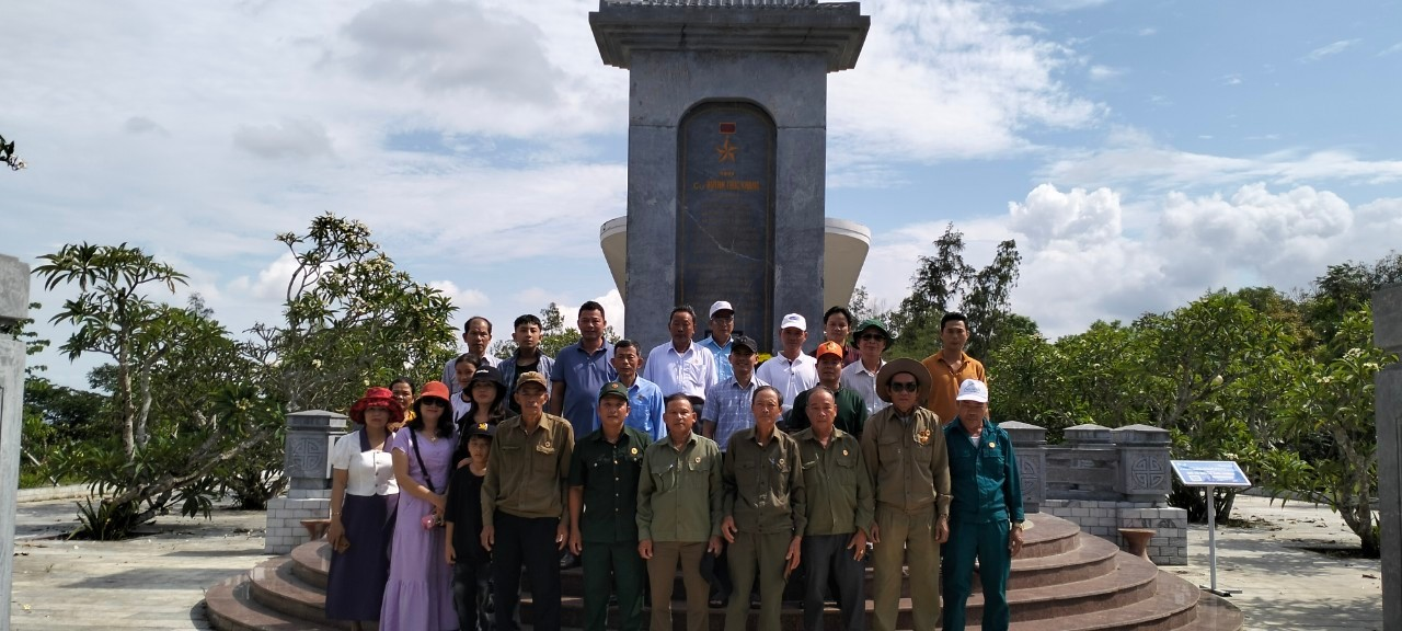 Hội CCB xã Tiên Cảnh chụp ảnh lưu niệm tại mộ cụ Huỳnh Thúc Kháng