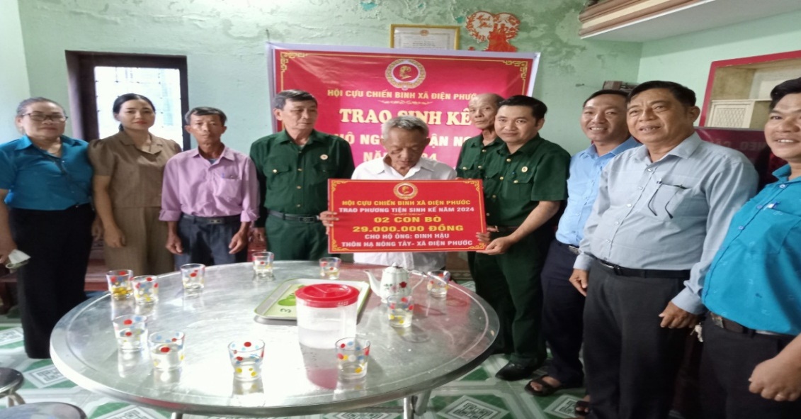 Chủ tịch CCB xã Điện Phước trao Bảng tượng trưng phương tiện sinh kế (02 con bò) cho ông Đinh Hậu