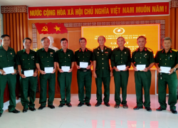 Hội CCB thị xã Điện Bàn tặng quà cho cán bộ, hội viên CCB là thương binh
