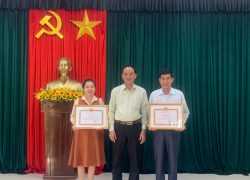 Đồng chí Nguyễn Tấn Thành Bí thư Chi bộ trao giấy khen cho 02 đảng viên hoàn thành xuất sắc nhiệm vụ năm 2023