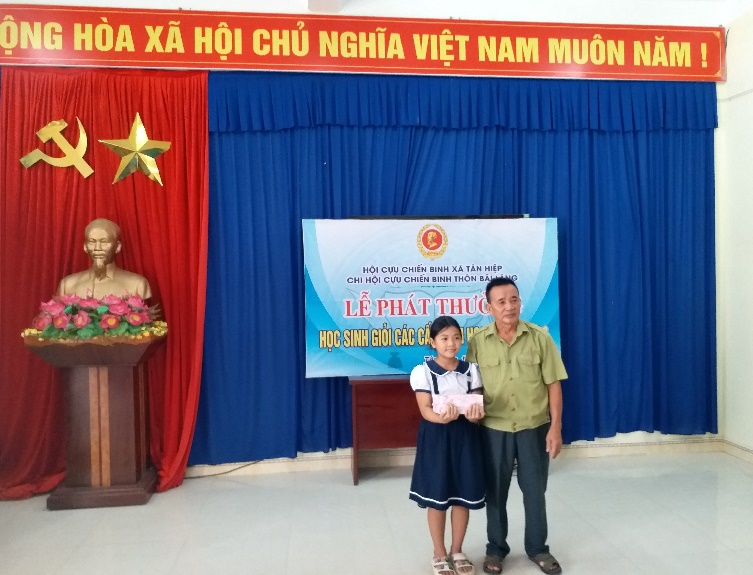 Đ c Trần Xuân Hường trao quà cho con CCB  đạt danh hiệu học sinh giỏi