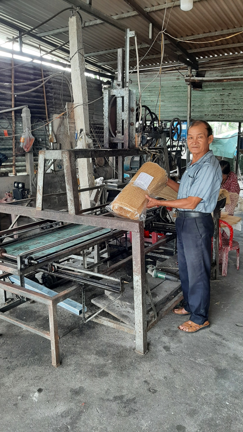 Cựu chiến binh Nguyễn Đăng Nhẫn với mô hình sản xuất Phở sắn