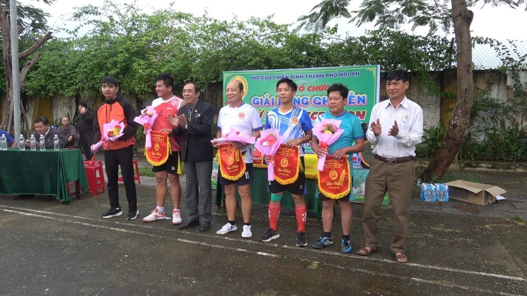 Trao cờ lưu niệm cho các đội bóng chuyền của các tổ chức Hội CCB