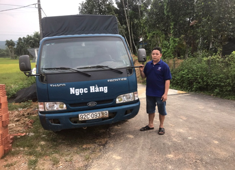 CCB Nguyễn Văn Ngọc vận chuyển hàng hóa đi giao hàng các địa bàn trong huyện