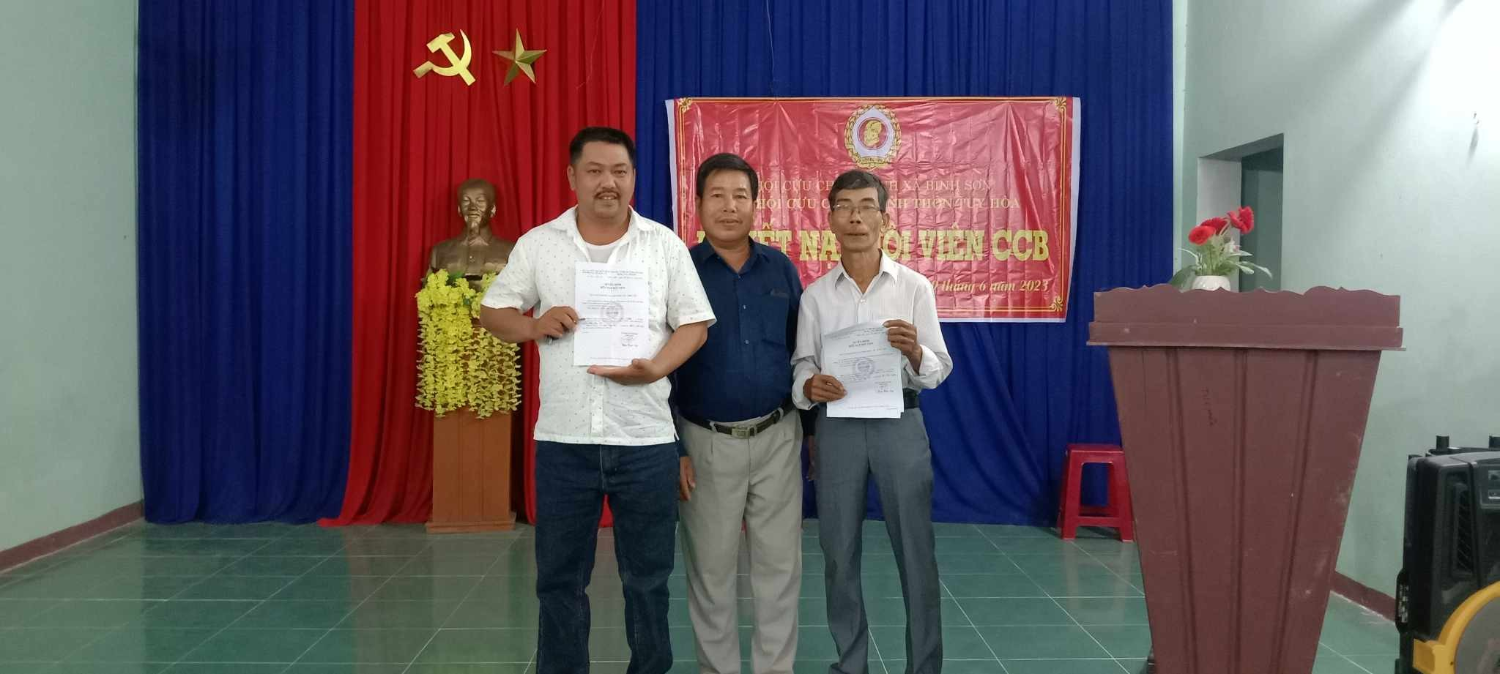 Chi hội CCB thôn Tuy Hòa làm Lễ kết nạp hội viên
