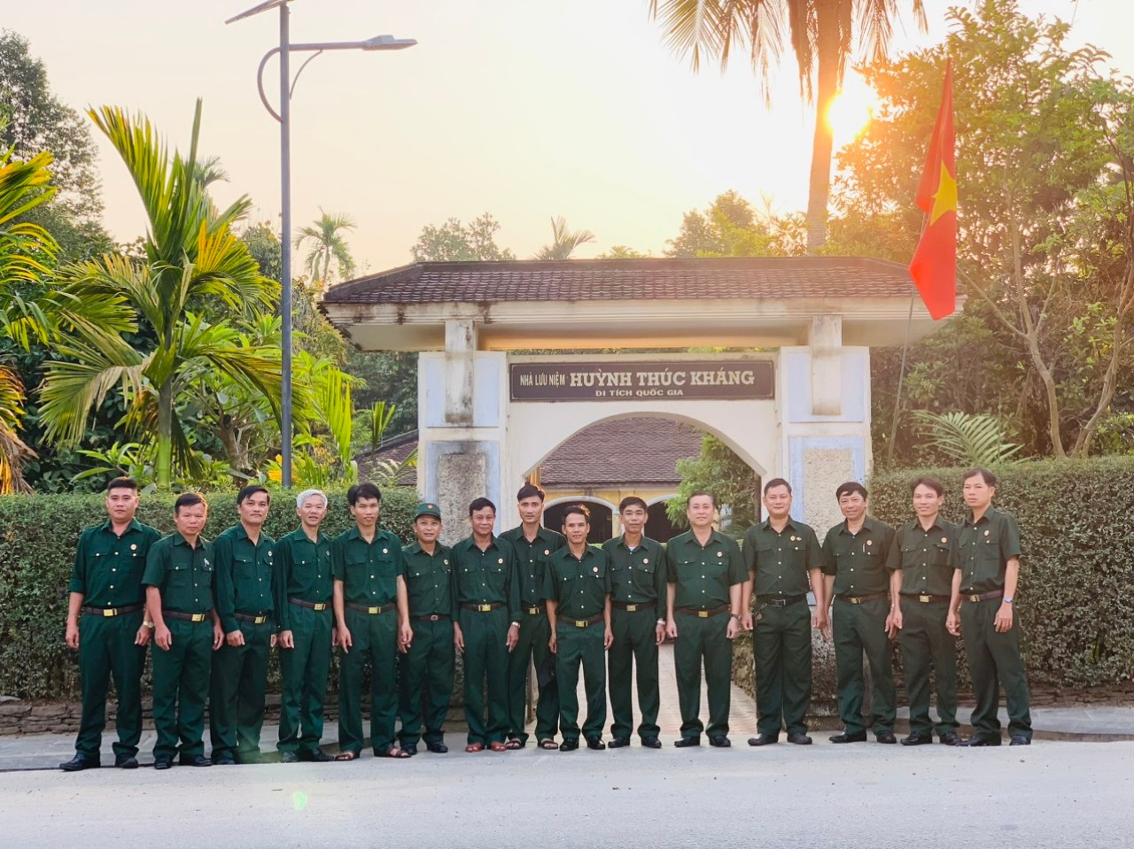 Đoàn cán bộ Hội CCB huyện chụp ảnh lưu niệm tại Nhà lưu niệm cụ Huỳnh Thúc Kháng