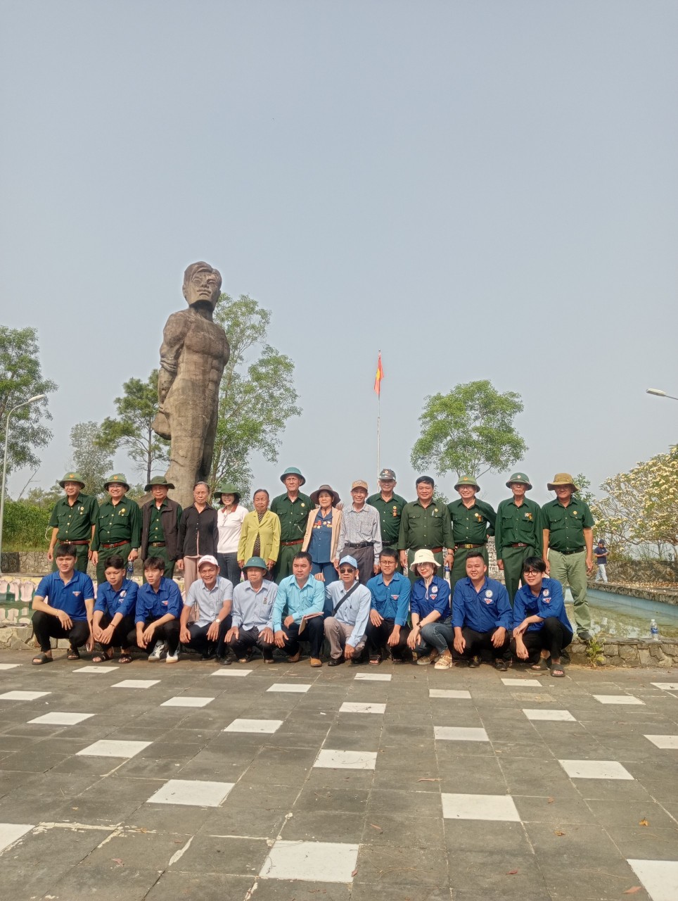 Hội CCB Điện An đến với Tượng đài Đập Vĩnh Trinh, Duy Xuyên