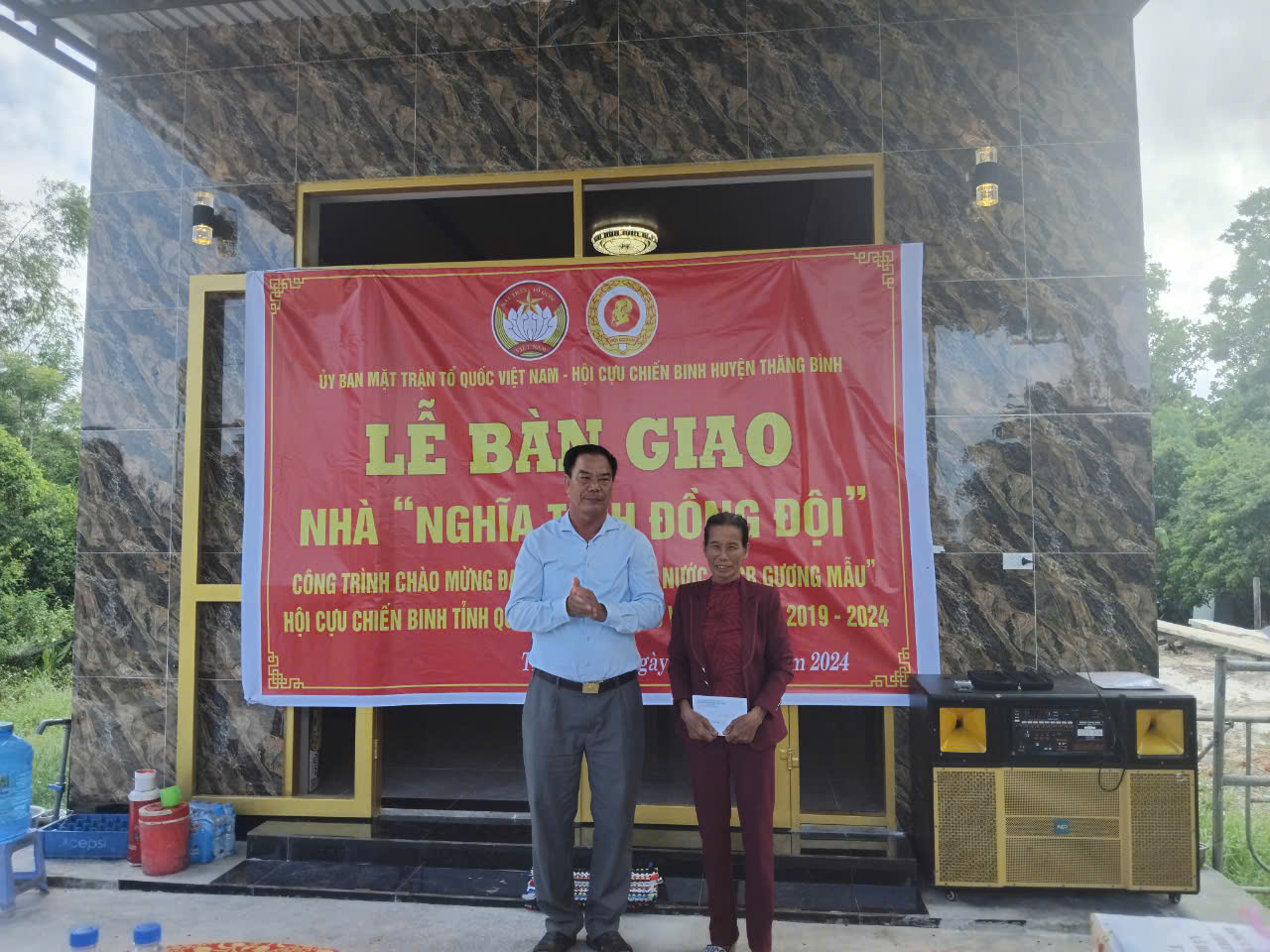 Bàn giao nhà cho bà Phan Thị Lanh