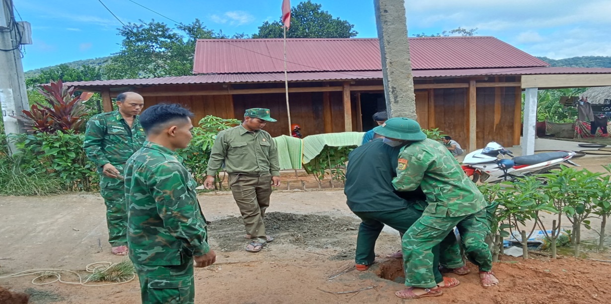 Hội viên CCB xã Chơ Chun phối hợp với Đồn Biên phòng La ÊÊ tham gia xây dựng “Cổng chào, hàng rào xanh”tại chi hội thôn Blăng xã Chơ Chun