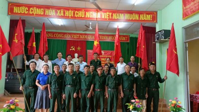 Các đồng chí lãnh đạo địa phương chụp ảnh lưu niệm cùng thành viên mô hình “Đường cờ Đảng, cờ Tổ Quốc”